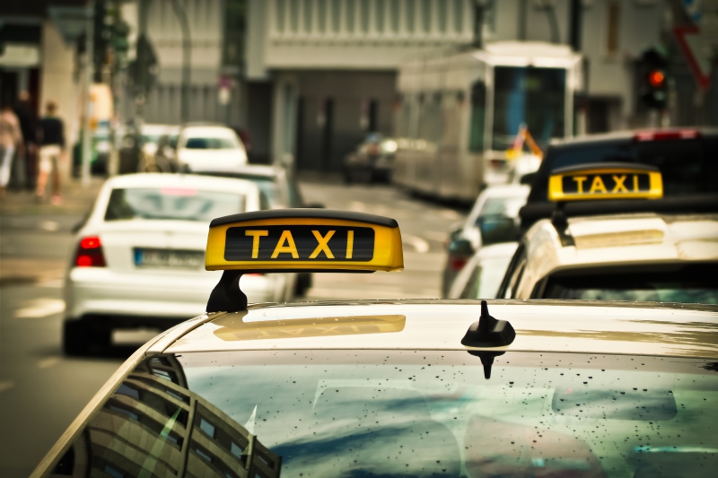 taxis-ROQUESTERON-min_road-traffic-car-glass-driving-city-583084-pxhere.com