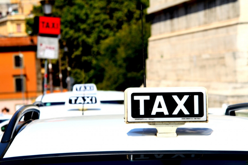 taxis-ROQUESTERON-min_taxi_auto_rome_road_white-1051610